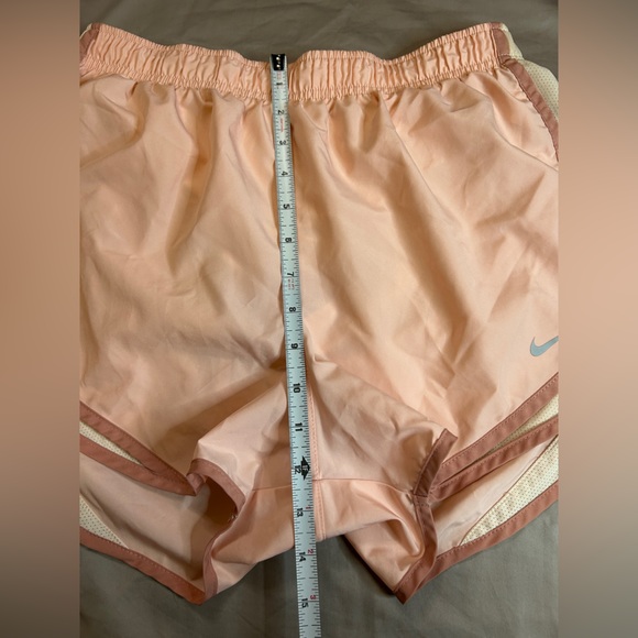 Nike Dri-Fit fitness shorts in peach color Size large - Picture 3 of 11